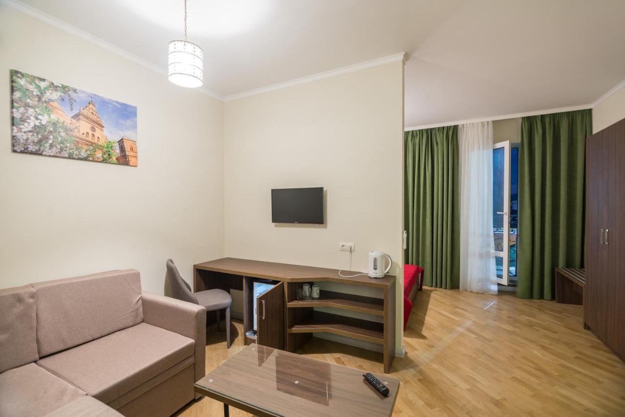 Pivdenniy Hotell Lviv Eksteriør bilde
