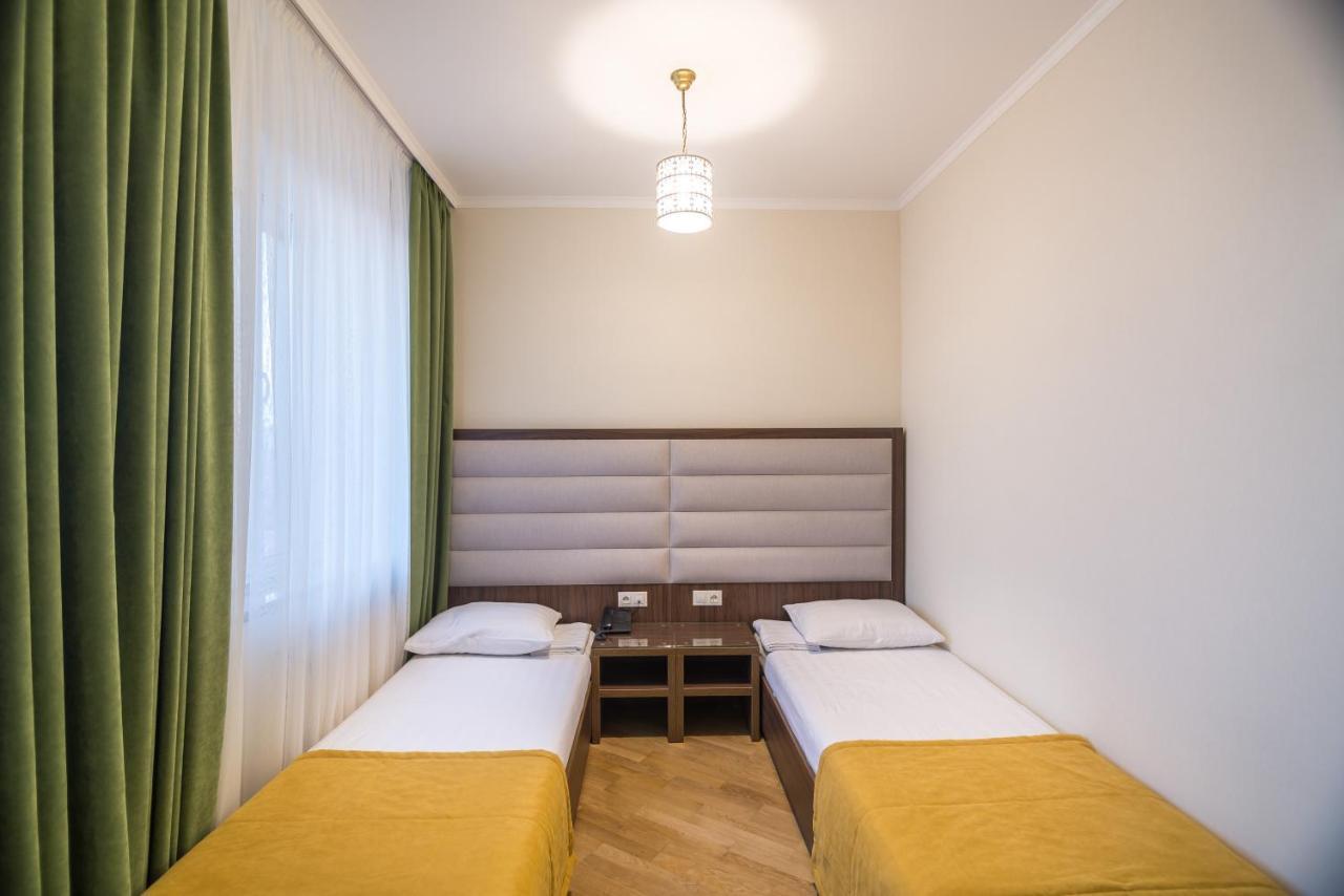 Pivdenniy Hotell Lviv Eksteriør bilde