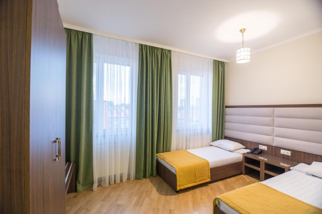 Pivdenniy Hotell Lviv Eksteriør bilde