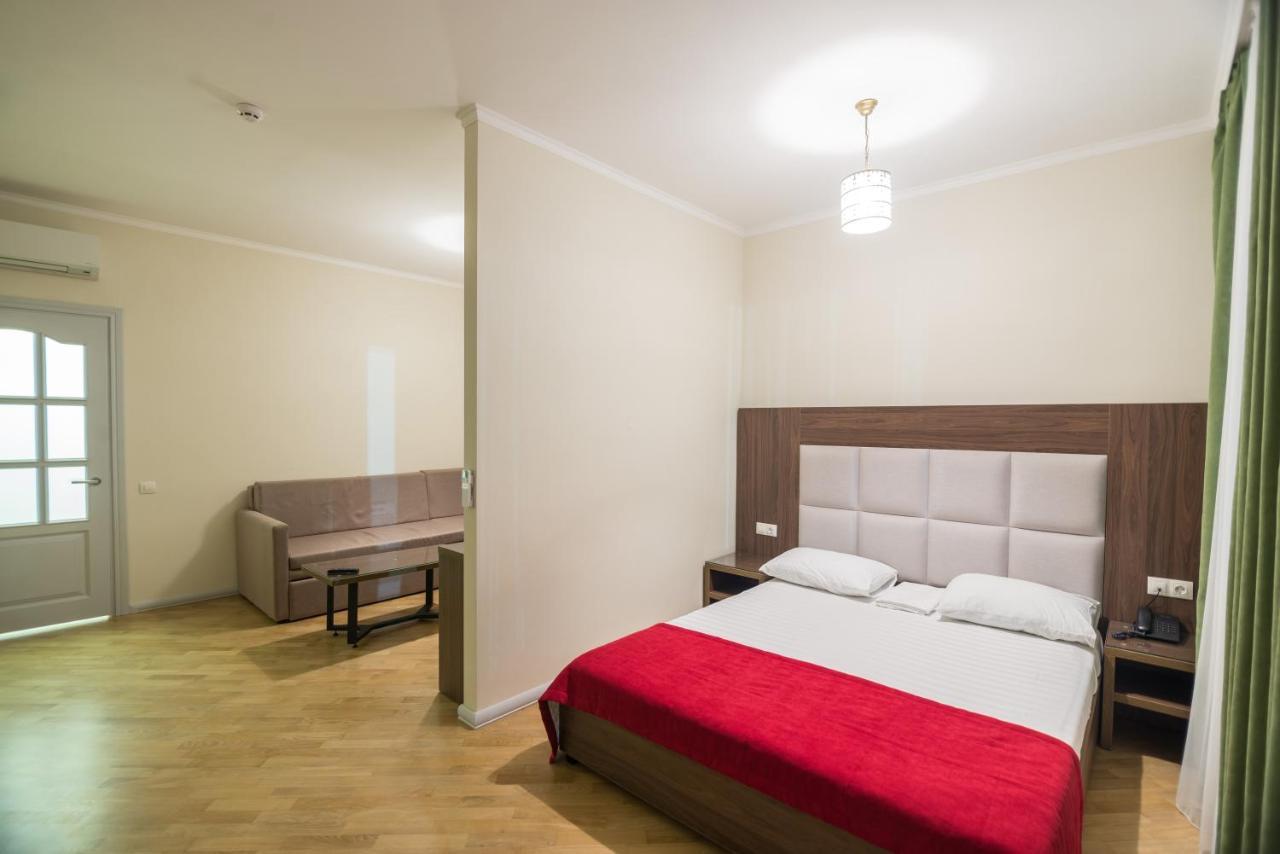Pivdenniy Hotell Lviv Eksteriør bilde