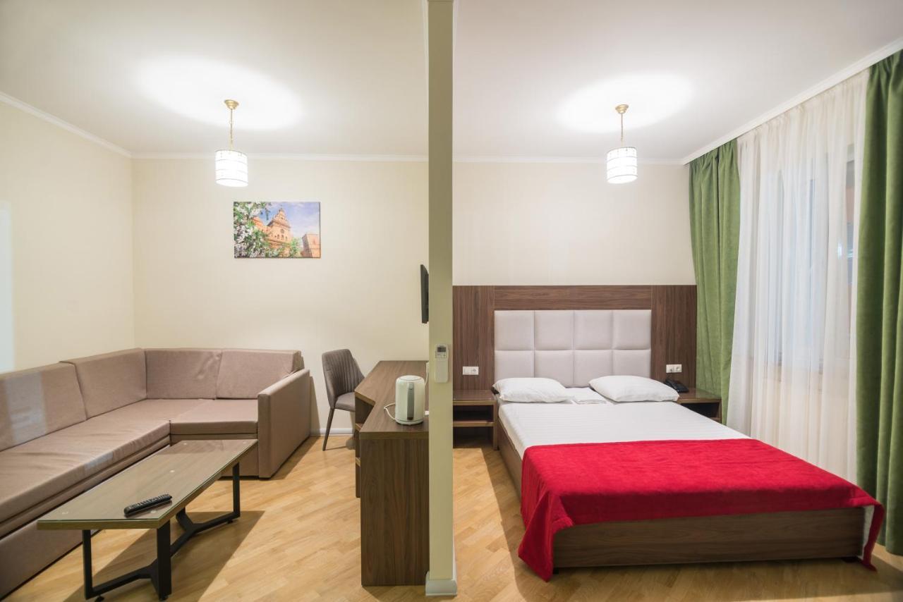 Pivdenniy Hotell Lviv Eksteriør bilde