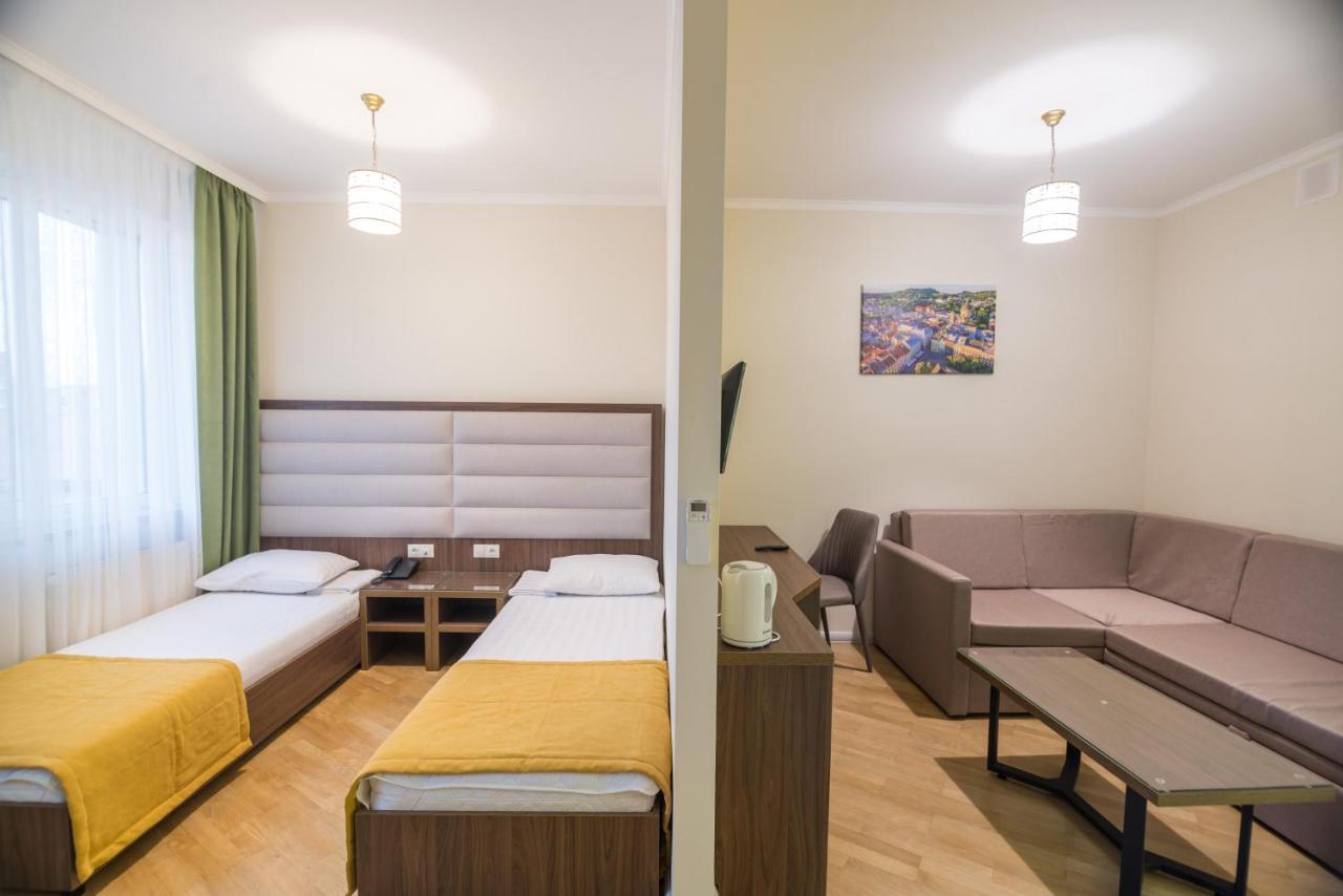 Pivdenniy Hotell Lviv Eksteriør bilde