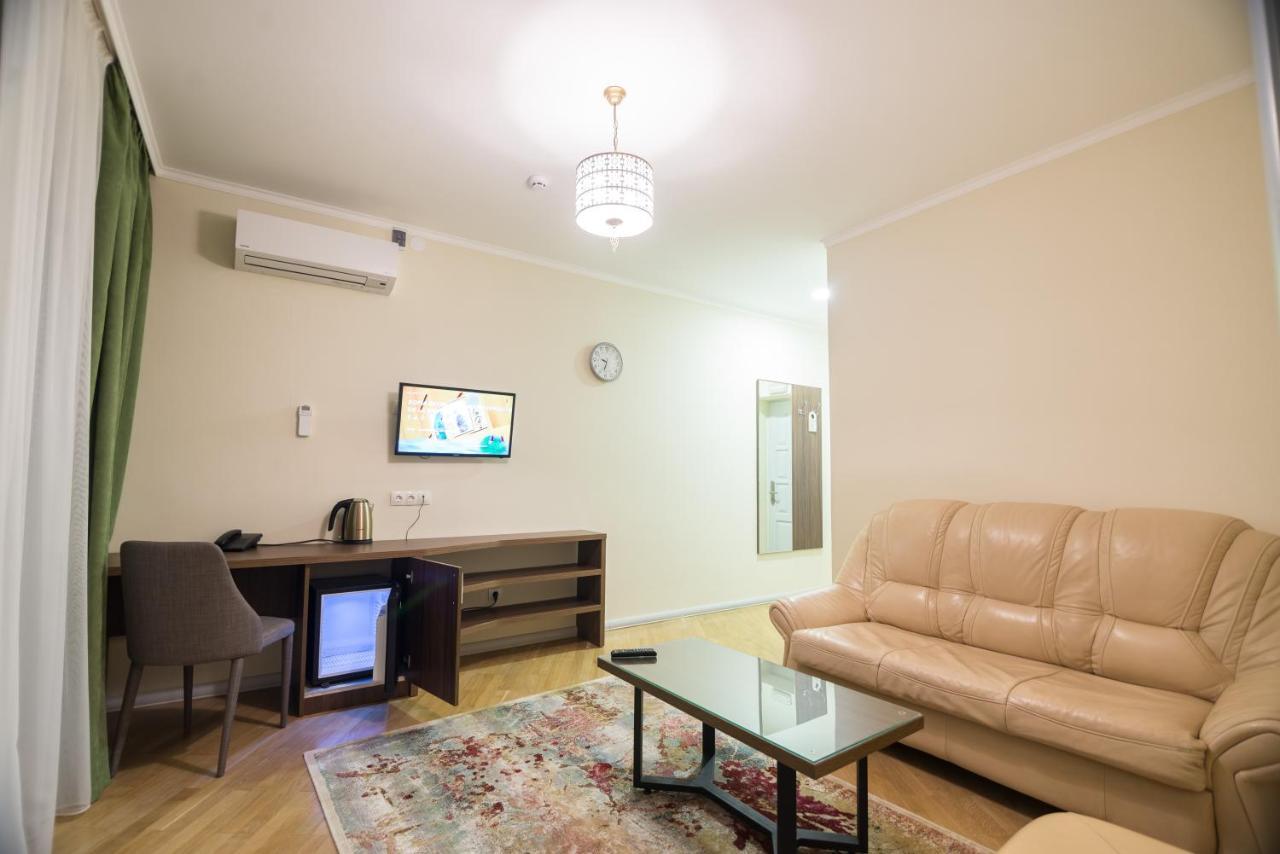 Pivdenniy Hotell Lviv Eksteriør bilde